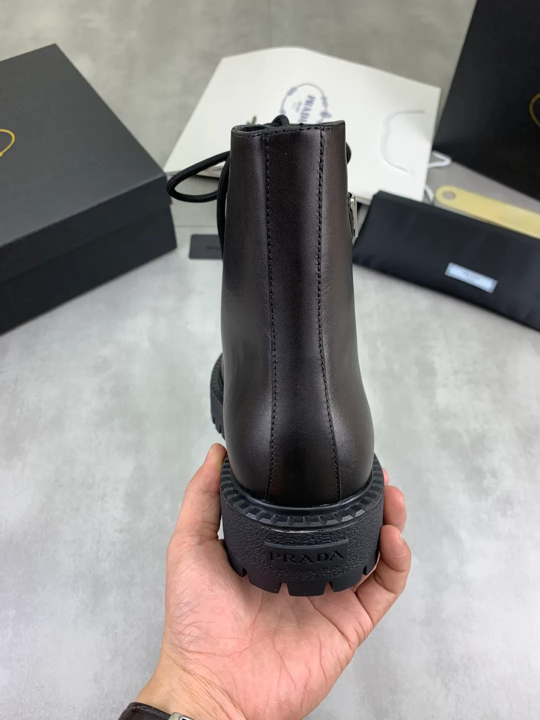 Men's shoes 💰P800 new style 💰 high-top boots 💎💎💎 water-dyed cow lining original order quality PRADA —🆘.Prada original order purchasing, high-end business leather shoes, fabric: imported from Italy calfskin ➕ water-dyed cow lining / cowhide lining ➕ special original foam outsole, fine workmanship, real thing ^_^ Photographed 🎬size: 39-45